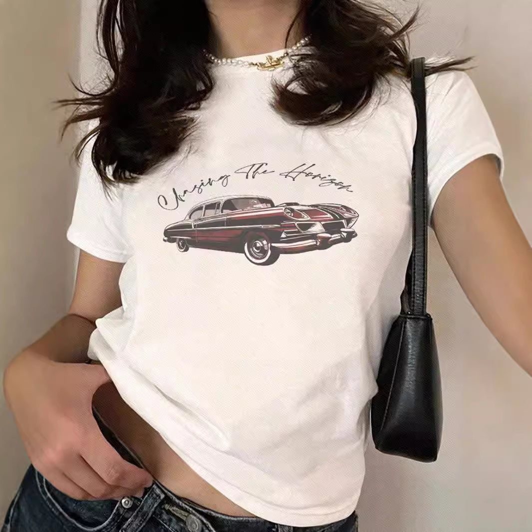 Damen T-Shirt mit künstlerischem Statement-Print und figurbetontem Schnitt Echo Archiv