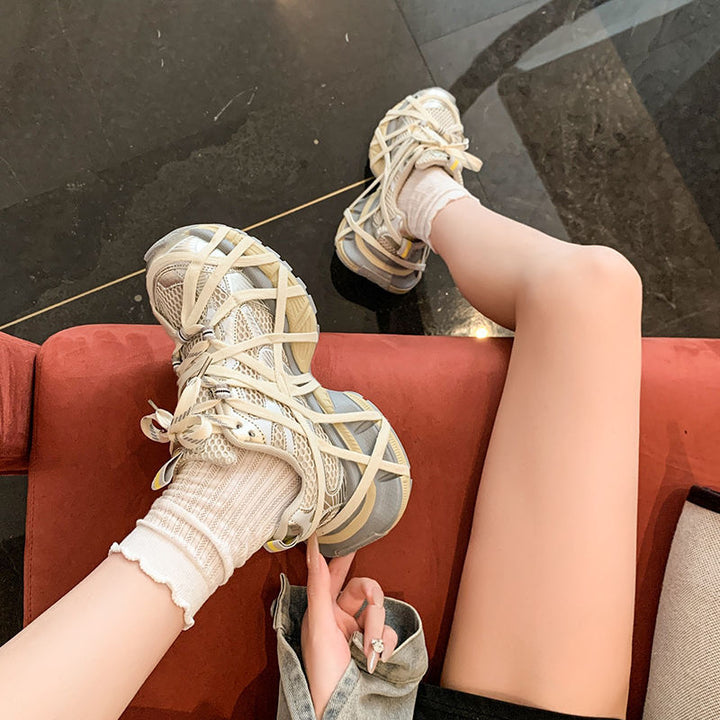 Damen Techno-Chunky-Sneaker mit atmungsaktivem Mesh, stabiler Plattformsohle und dekorativen Wickelriemen – Névara