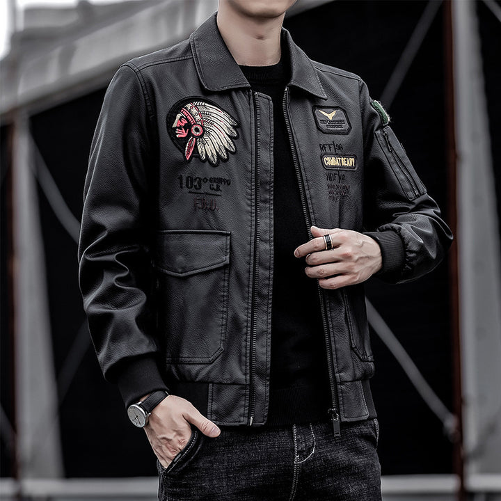 Herren Bomberjacke im Piloten-Look aus Lederimitat mit aufgesetzten Patches und Multifunktions-Taschen Echoarchiv