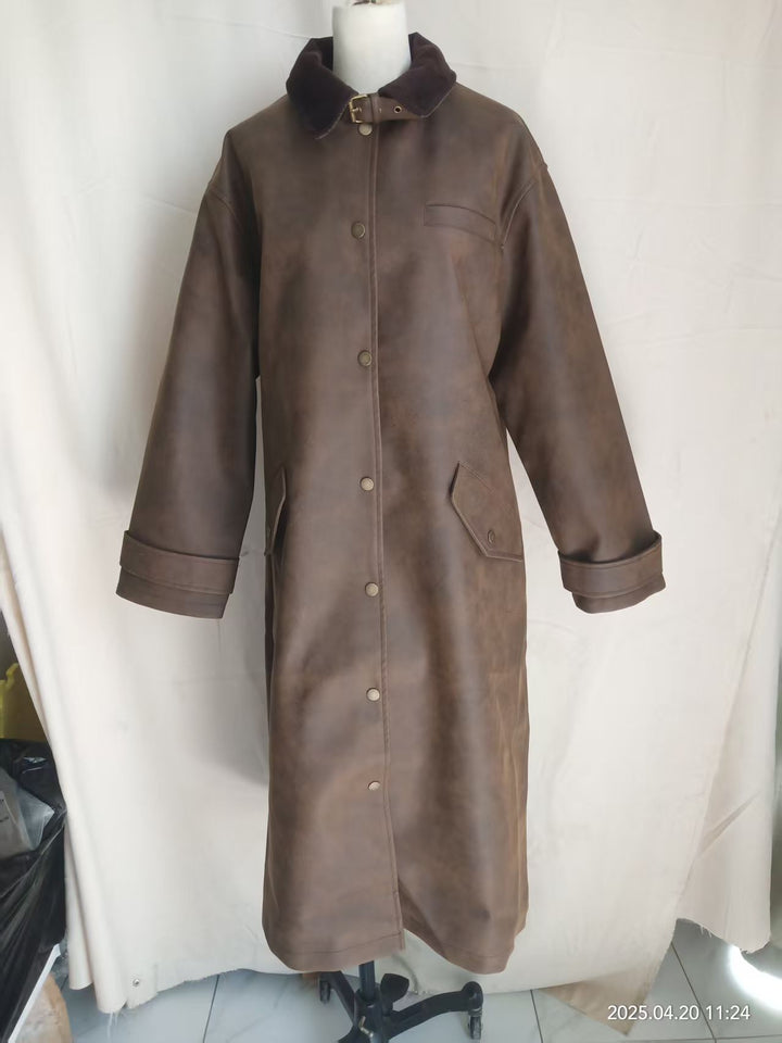 Damen extra langer Oversize Kunstledermantel mit verstellbarem Halsriemen, Druckknopffront, Pattentaschen und weiten Ärmeln – Montévia