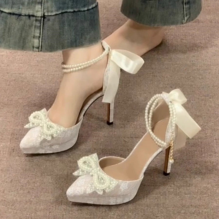 Damen Satin‑Pumps mit Spitzenüberzug, Perlen‑Schleifenapplikation und Perlenschnürchen Echo Archiv