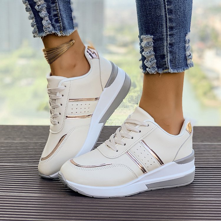 Damen Wedgesneaker mit mittelhohem Plateau, gepolstertem Komfortschaft und elastischem Seiteneinsatz Echoarchiv