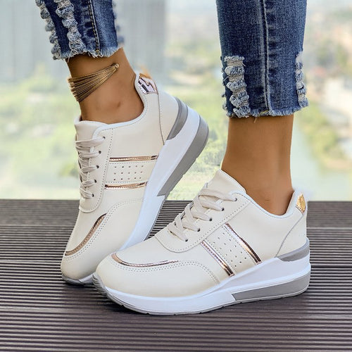 Damen Wedgesneaker mit mittelhohem Plateau, gepolstertem Komfortschaft und elastischem Seiteneinsatz Echoarchiv