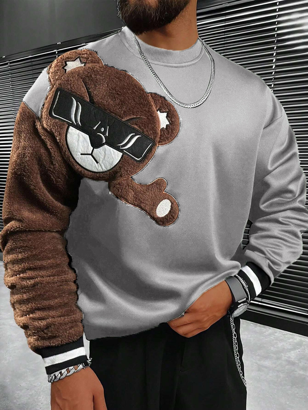 Herren Sweatshirt mit plüschiger Bärenapplikation Echoarchiv