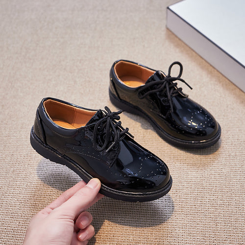 Damen Klassische Lacklederschuhe mit perforierten Details Echo Archiv