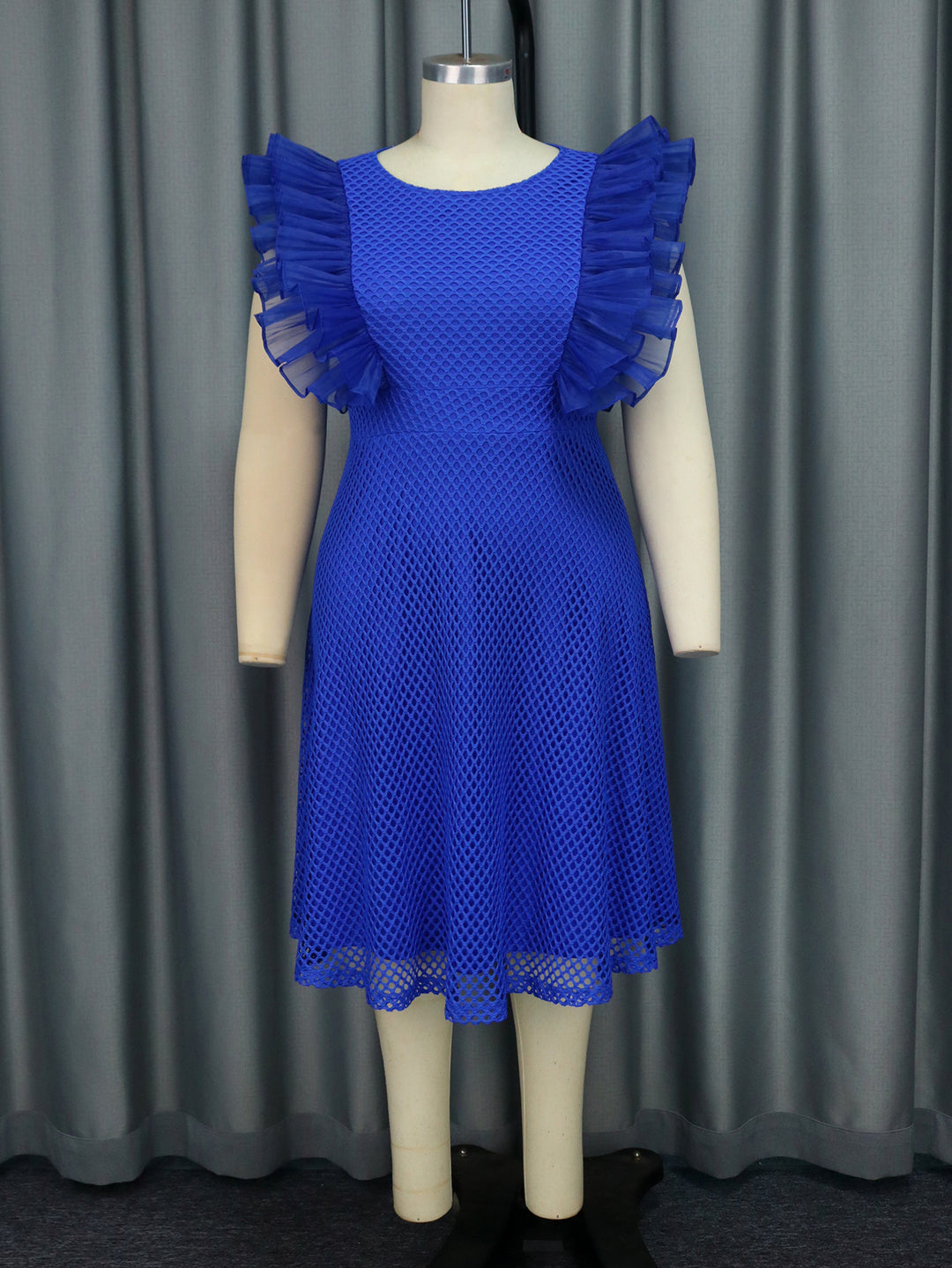 Damen Trendiges Kleid mit Rüschenschulter Echo Archiv