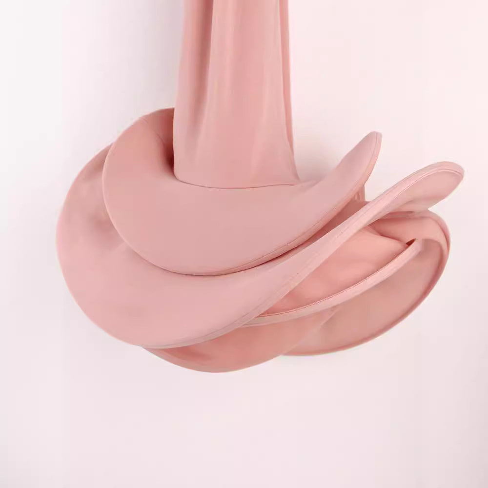 Damen elegantes Cocktailkleid mit asymmetrischem Ausschnitt und voluminösem Saum Echo Archiv