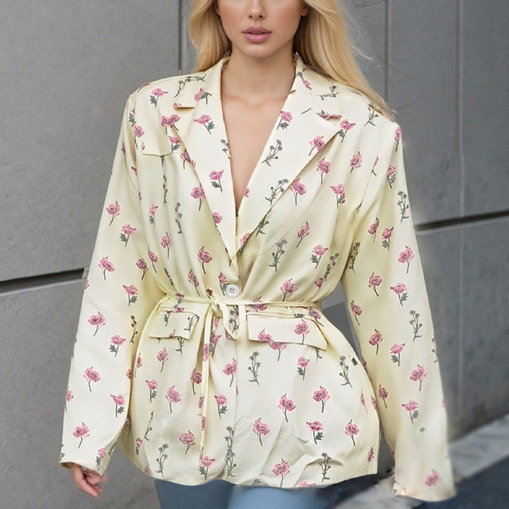 Damen nan taillierter Blumenblazer mit Bindegürtel und Reverskragen Echo Archiv