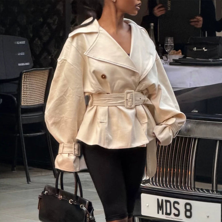 Damen Kurz-Trenchcoat mit tailliertem Gürtel, weitem Revers und kastiger Silhouette Echoarchiv