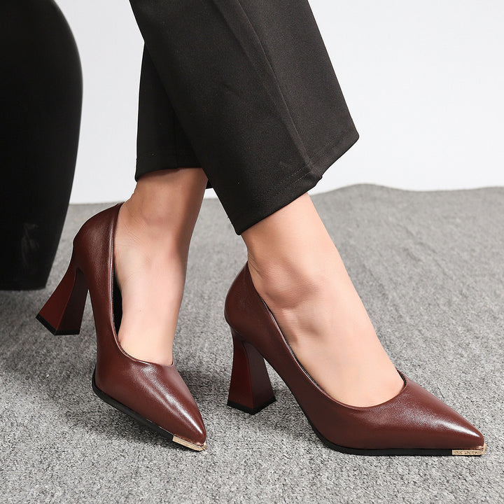 Damen Pumps mit spitzer Zehenpartie, Metallkappe und skulpturellem Blockabsatz Echo Archiv