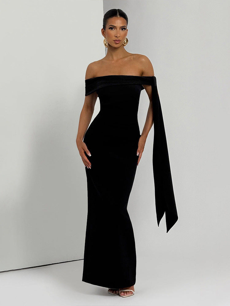 Damen Elegantes Maxikleid mit schulterfreiem Design und raffiniertem Drapierungselement Echo Archiv