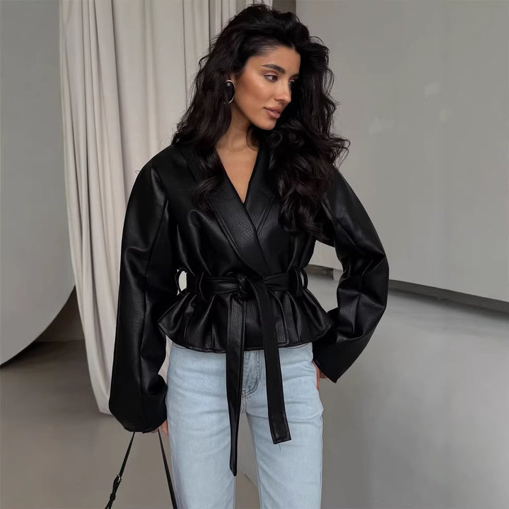 Damen Taillierte Kunstleder-Jacke mit Schößchen, Bindegürtel & Schalkragen Echoarchiv