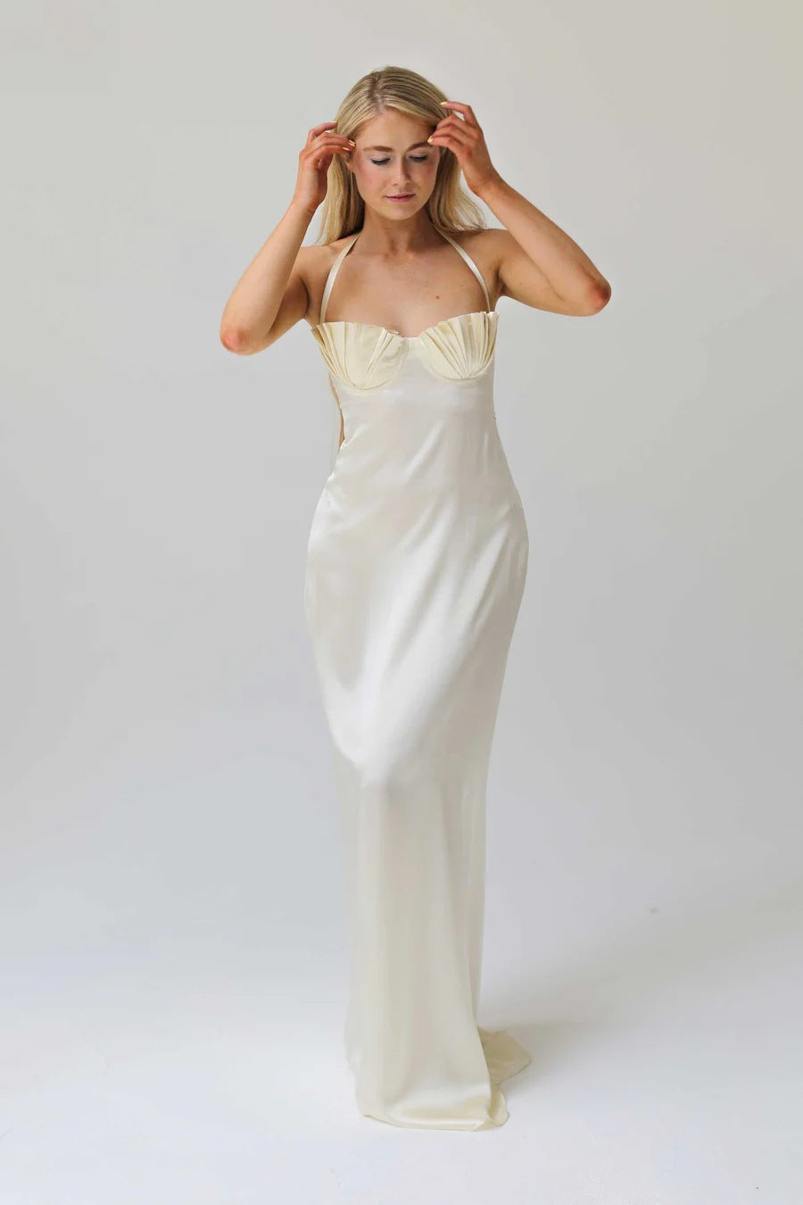 Damen Abendkleid mit tailliertem Oberteil und raffinierten Falten Echo Archiv