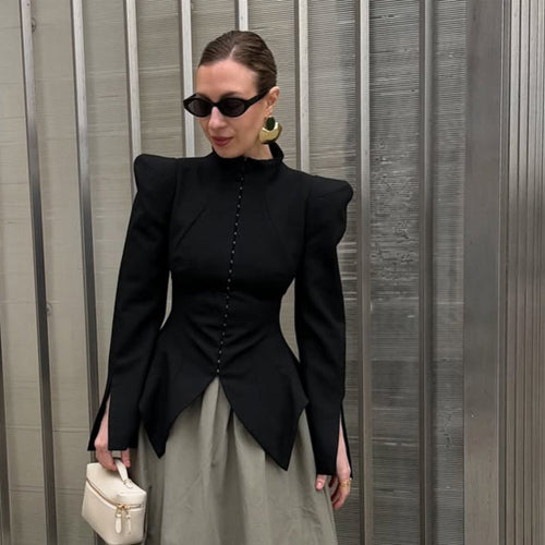 Damen Taillierter Blazer mit skulpturalen Schultern, betonter Taille und spitzem Schößchen Echoarchiv