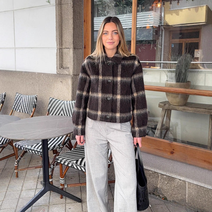 Damen Kurze karierte Bouclé‑Jacke mit kastiger Silhouette und Knopfleiste Echoarchiv