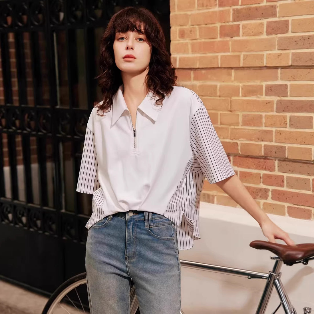 Damen Modisches Polo Shirt mit trendigen Streifen und Reißverschluss – Orélia