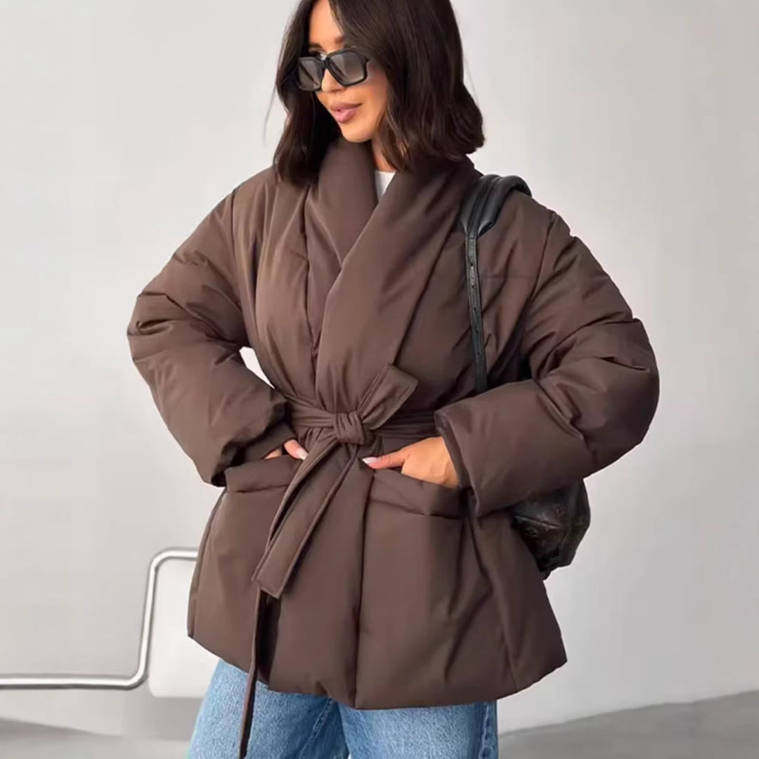 Damen Kurzsteppmantel mit Schalkragen, Taillengürtel und aufgesetzten Taschen Echo Archiv