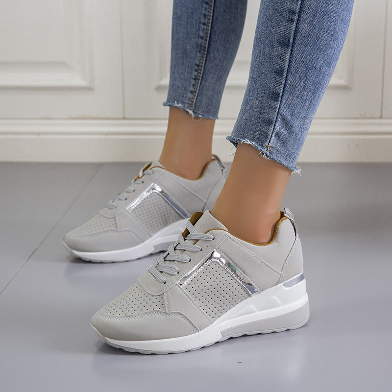 Damen  Keil‑Sneaker mit perforiertem Microfaser‑Upper, gepolsterter Fersenkappe und rutschfester Profilsohle Echo Archiv