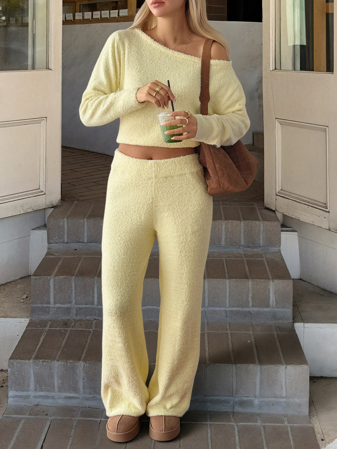 Damen nan kuscheliges Bouclé-Lounge-Set mit One-Shoulder-Crop-Pullover und Highwaist Palazzo-Hose Echo Archiv