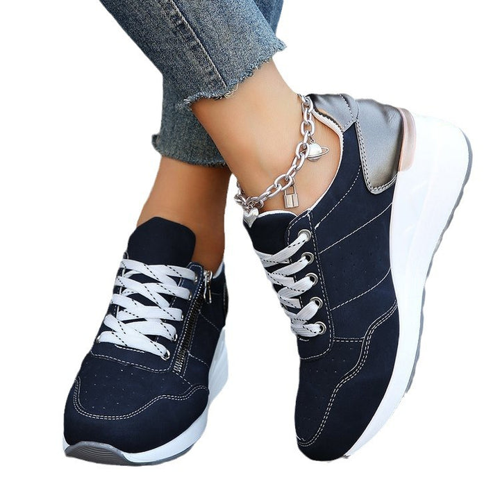 Damen Chunky-Plateau-Sneaker mit perforiertem Velours, gepolstertem Komfortfußbett und Metallic-Fersenaufbau – Névara