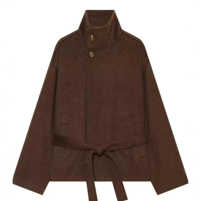 Damen Kurzer Wollmix‑Capecoat mit hohem Stehkragen, verdeckter Knopfleiste und Taillenbindegürtel Echo Archiv