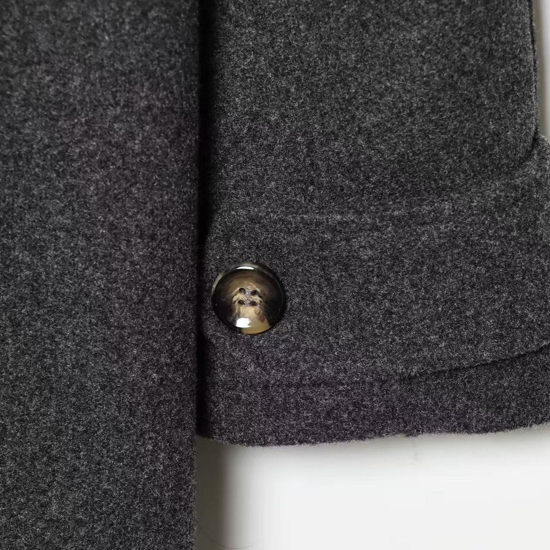 Damen Longline-Mantel mit Funnelkragen und minimalistischer Frontknopfleiste Echoarchiv