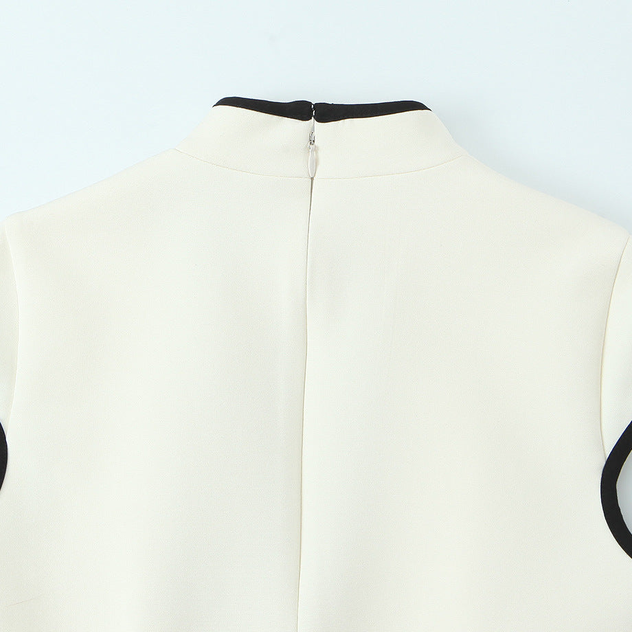 Damenkleid mit innovativem Schlüsselstell-Ausschnitt und figurbetontem Schnitt Echo Archiv