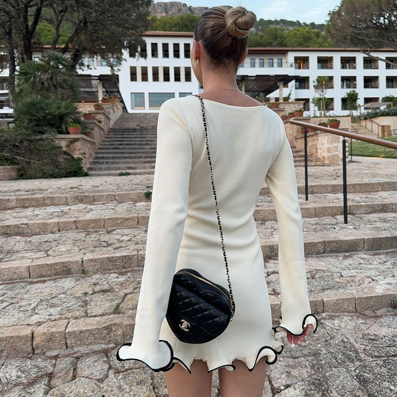 Damen Figurnahes Rippstrick-Minikleid mit langen Ärmeln, taillierter Silhouette und Volantabschluss – Élara