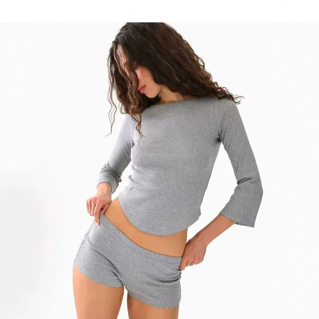 Damen Feines Longsleeve aus Rippstrick mit U‑Ausschnitt und schmaler Passform Echoarchiv