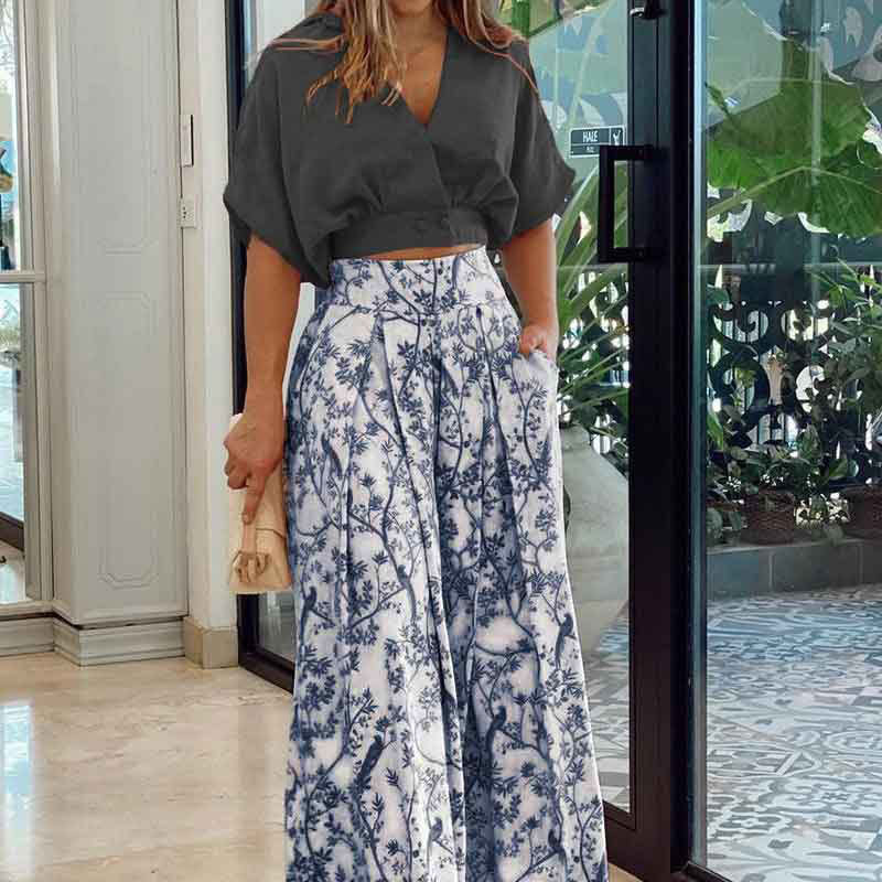 Damen Crop-Top Kombi-Anzug mit Weitem Rock und Floralem Muster Echoarchiv