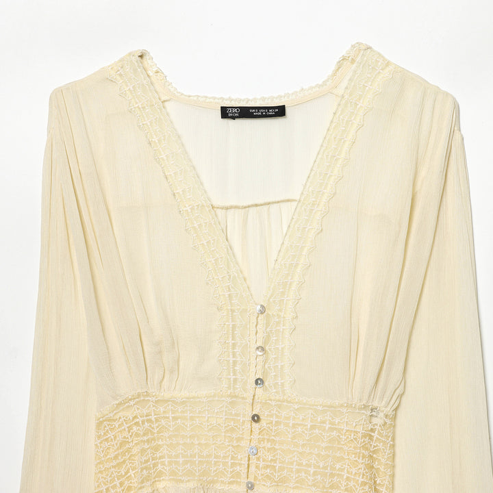 Damen leichte V-Neck Bluse mit Smok-Taillenband, Perlmuttknopfleiste und Volant-Saum – Élovi