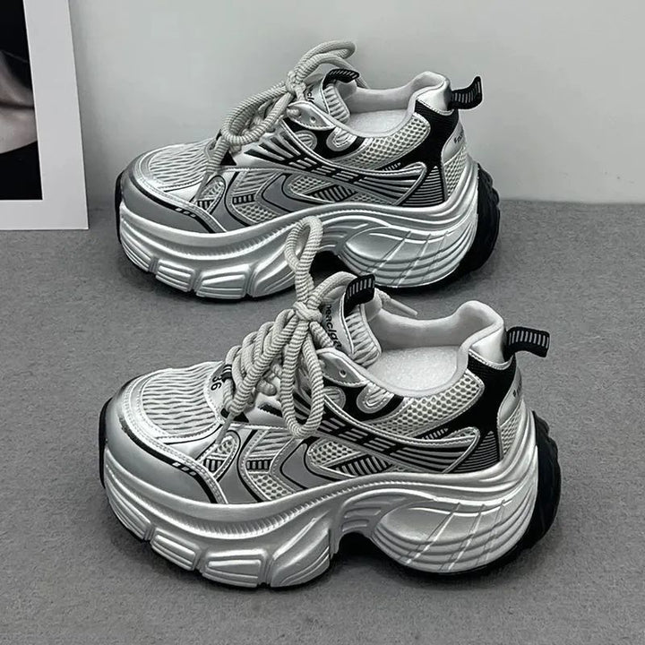Damen Skulpturale Platform‑Sneaker mit extravaganter Wedgesohle – Névara