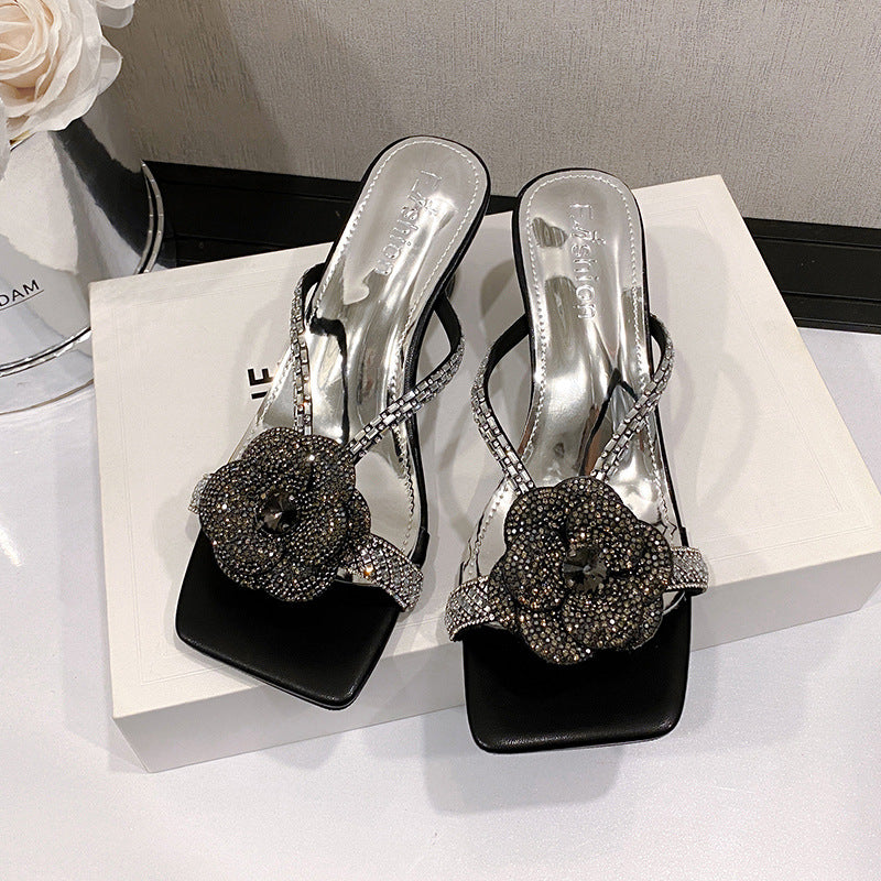 Damen Elegante Strass‑Sandale mit quadratischer Spitze, niedriger Blockabsatz und Blumenapplikation – Sorelia