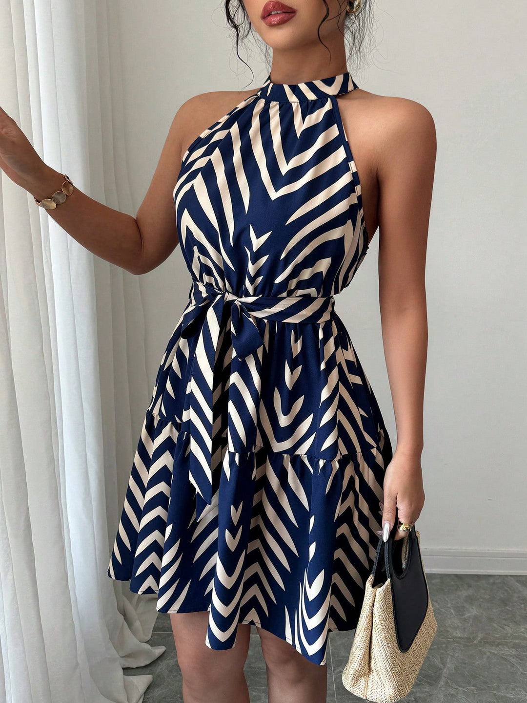 Damen Gestuftes Chiffon‑Sommerkleid mit Neckholder, Taillengürtel und grafischem Print Echo Archiv