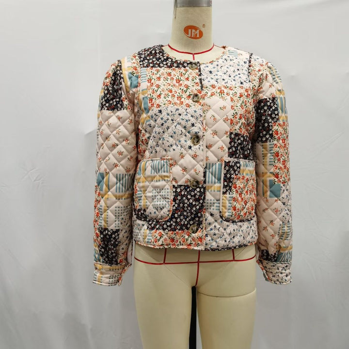 Damen gesteppte Kurzjacke im Patchwork-Quiltstil mit Rundhalsausschnitt und aufgesetzten Taschen – Célinea