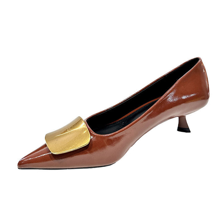 Damen Spitz zulaufende Kitten‑Heel Pumps mit dekorativer Metall‑Vorderkappe – Lioré