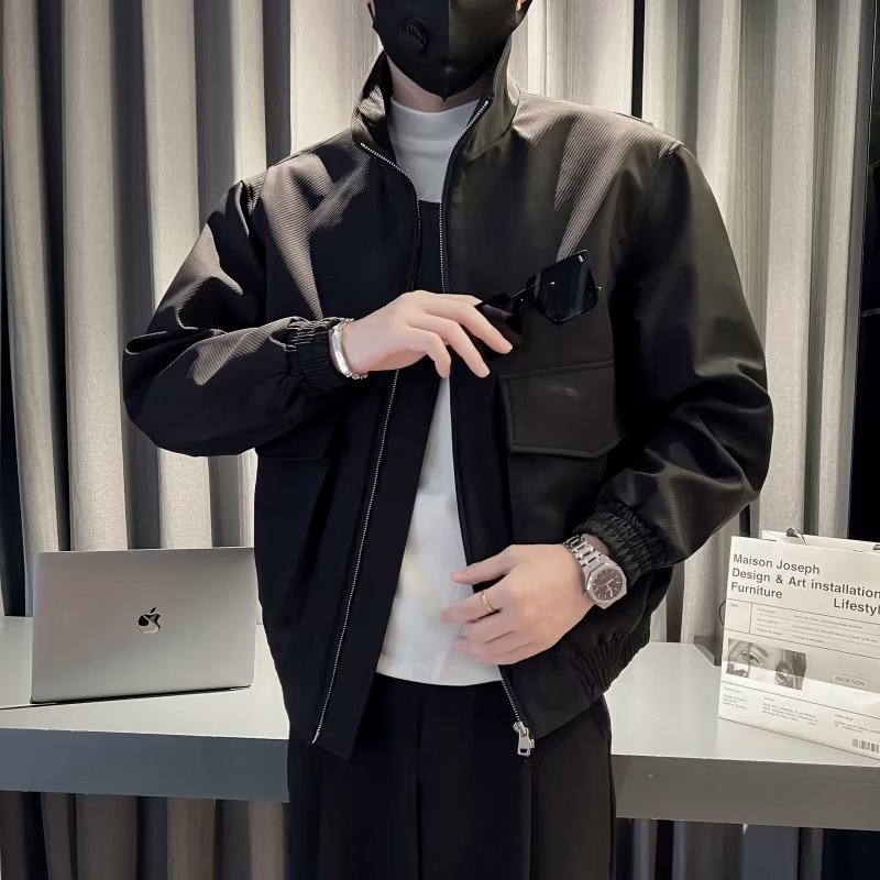 Herren Leichte Tech-Bomberjacke mit Stehkragen, großer Klappbrusttasche und elastischem Saum Echoarchiv