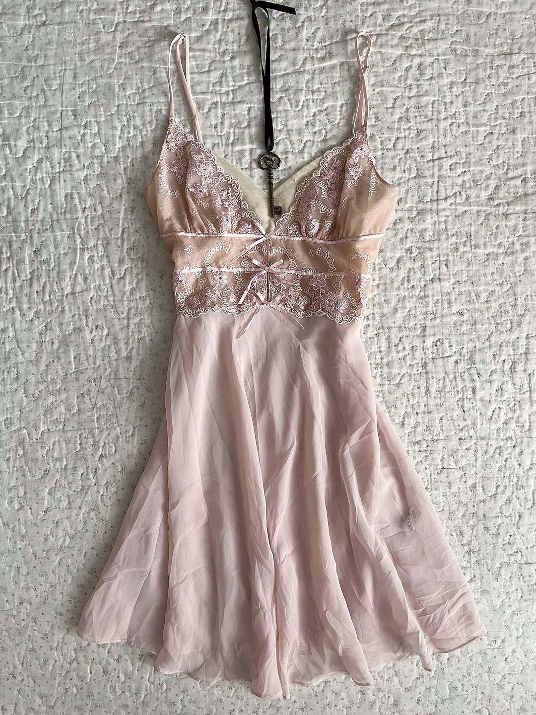 Damen Elegantes Nachthemd mit Spitzenverzierungen Echo Archiv