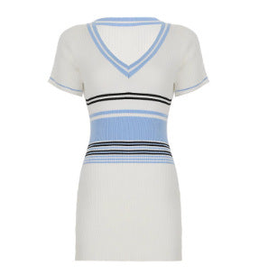 Damen figurbetontes Strickkleid mit V-Ausschnitt und kontrastierenden Streifen Echo Archiv
