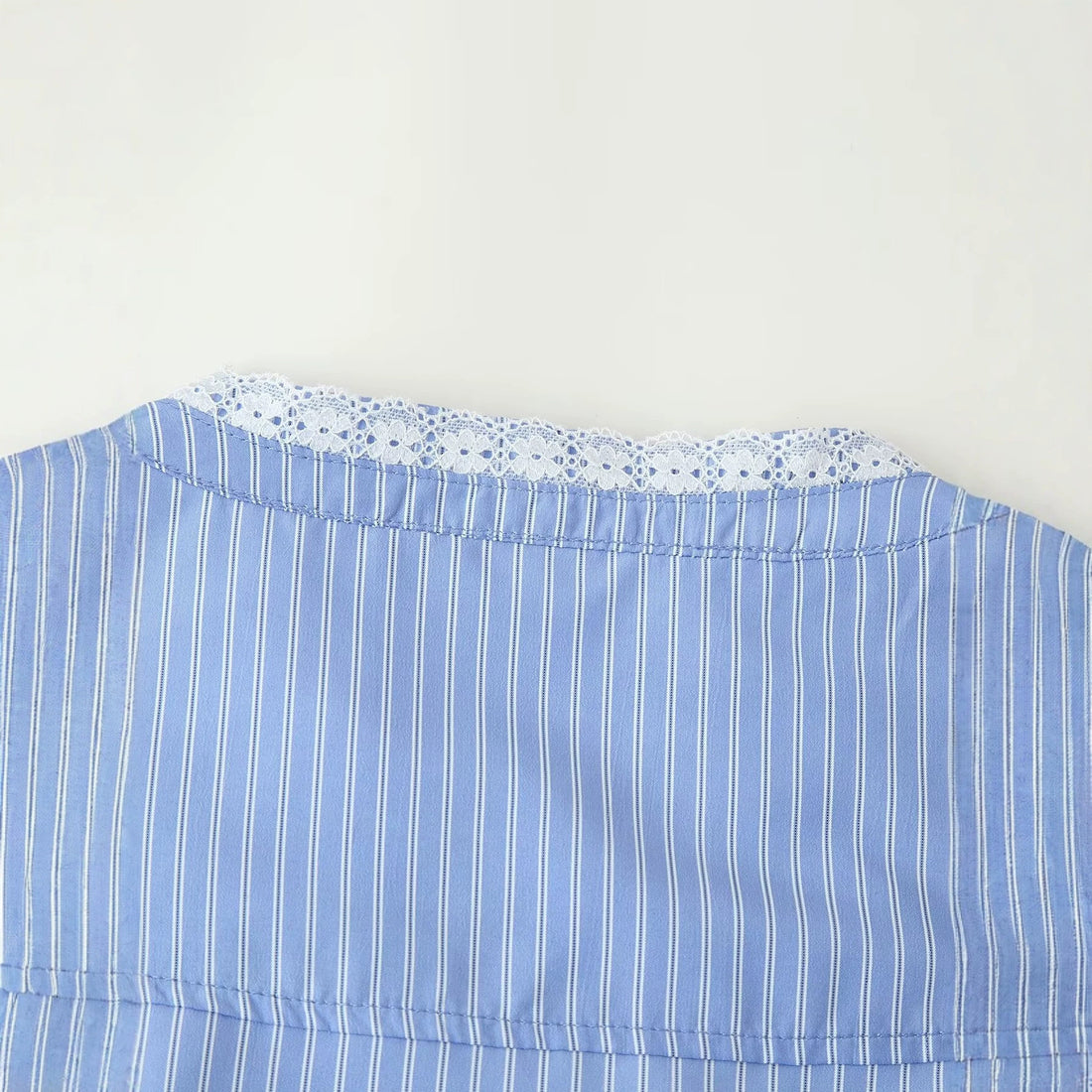 Damen Gestreifte Kurzbluse mit Spitzenbesatz und Doppelknopfleiste Echoarchiv
