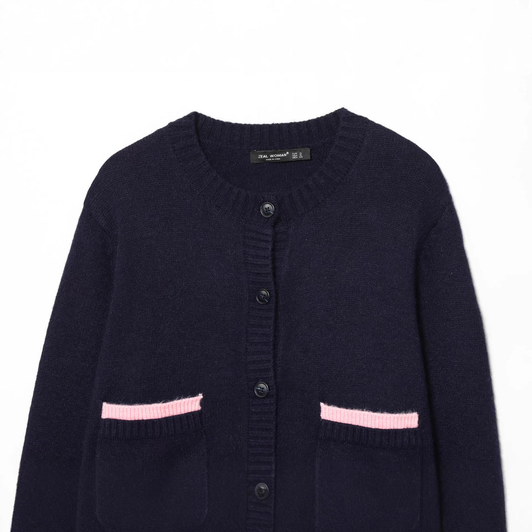Damen gekürzte Strickjacke mit Knopfleiste, Rippenbündchen und dekorativen Taschen – Veloura