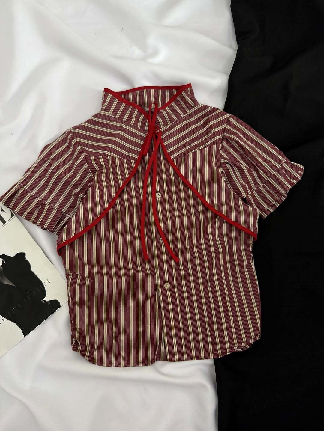 Damen Modische Bluse mit hochgeschlossenem Kragen und dekorativen Rüschen Echo Archiv