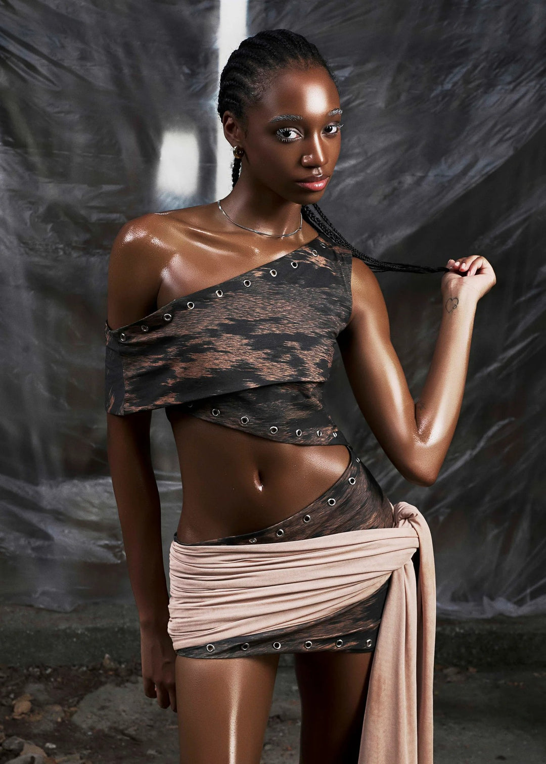 Damen Asymmetrisches Crop-Top mit ausgefallenem Schnitt und dekorativen Ösen Echo Archiv
