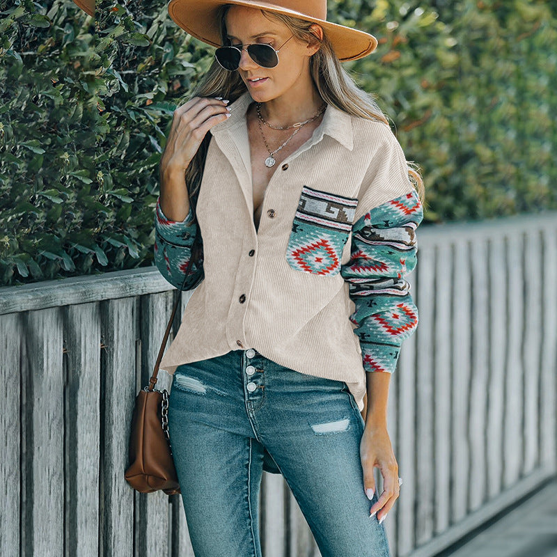 Damen Cord‑Hemdenjacke mit gemusterten Strickärmeln und aufgesetzter Brusttasche – Célinea