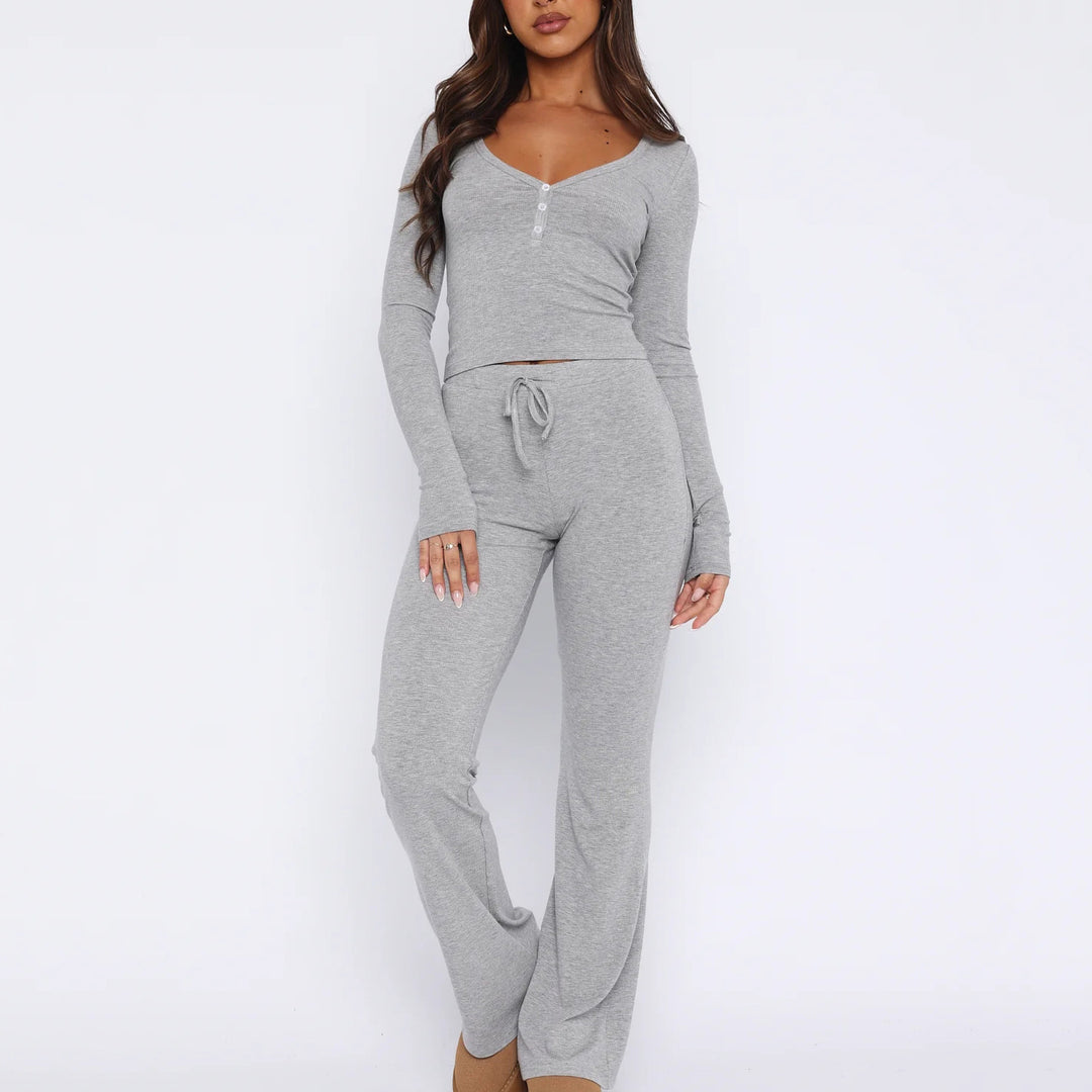 Damen geripptes Lounge-Set mit Henley-Knopfleiste, kurzem V-Shirt und hochgeschnittener Schlaghose – Élanora