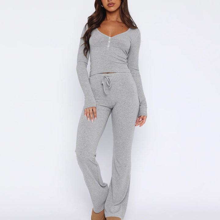 Damen geripptes Lounge-Set mit Henley-Knopfleiste, kurzem V-Shirt und hochgeschnittener Schlaghose – Élanora