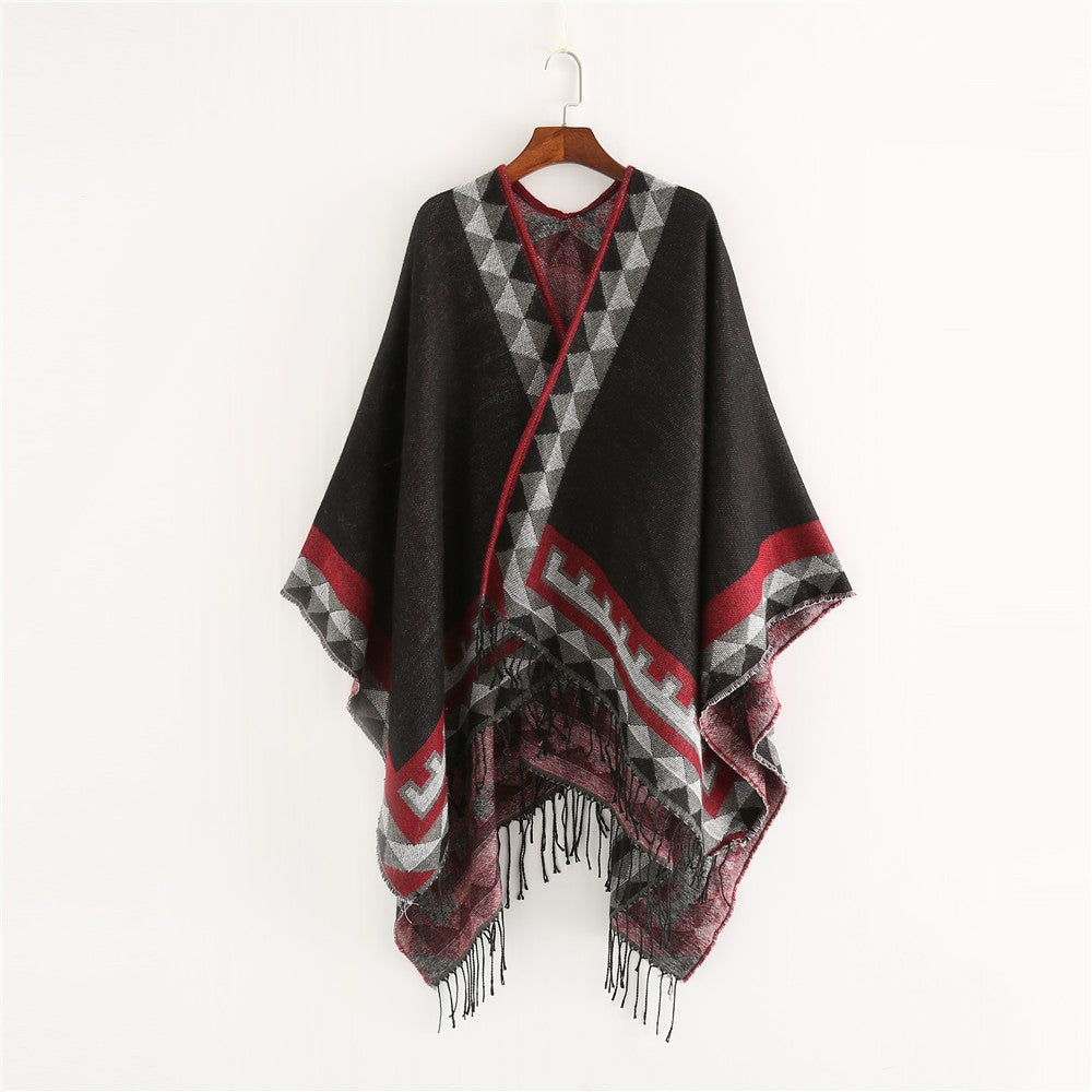 Damen Weichfallender Capeponcho mit Dreieck-Jacquard, Kontrastbordüre und Fransensaum – Célinea