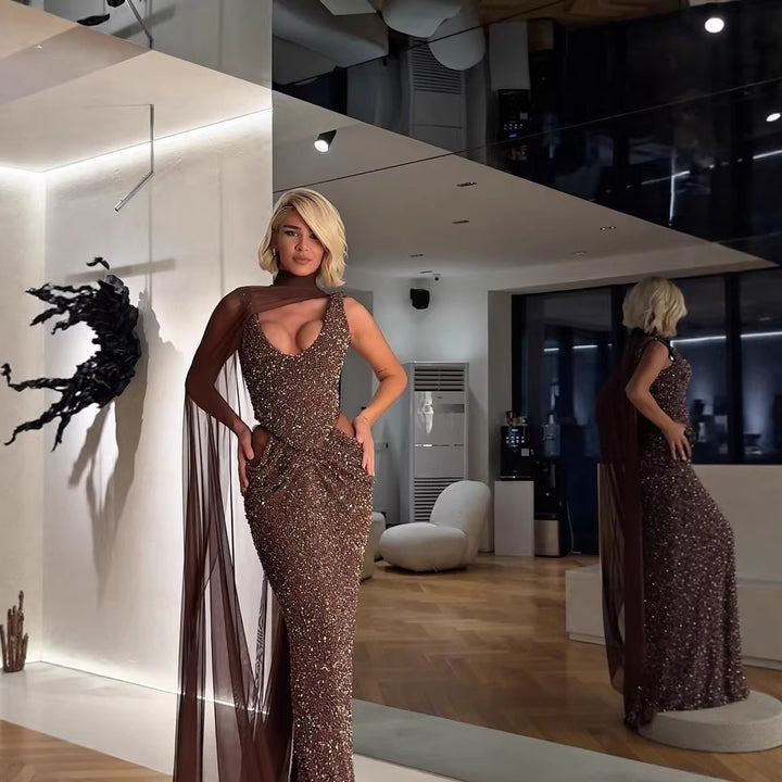 Damen Glamouröses Abendkleid mit funkelnden Pailletten und dramatischem Chiffonüberwurf Echo Archiv