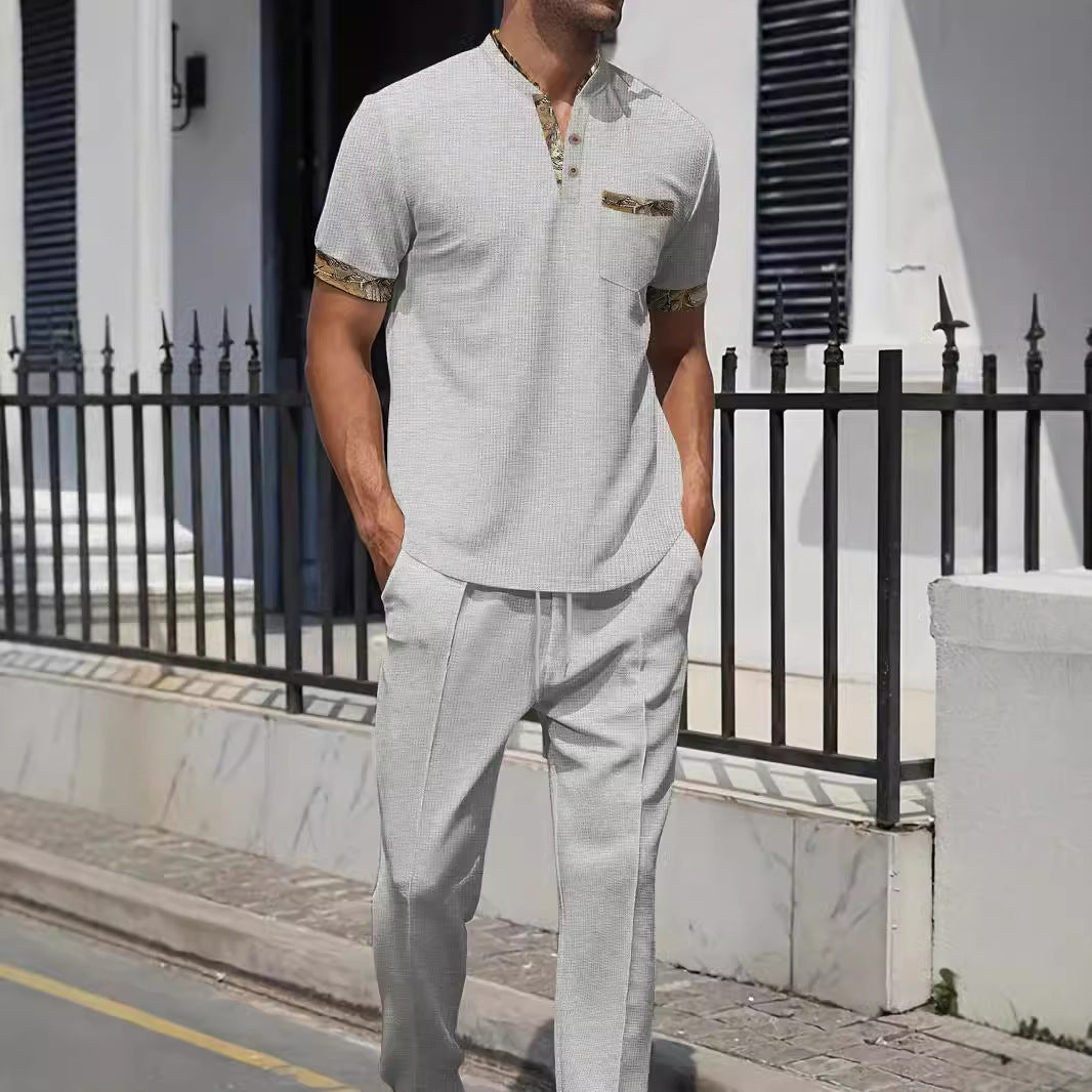 Herren modisches Outfit-Set mit strukturiertem Oberteil und lässiger Hose Echoarchiv