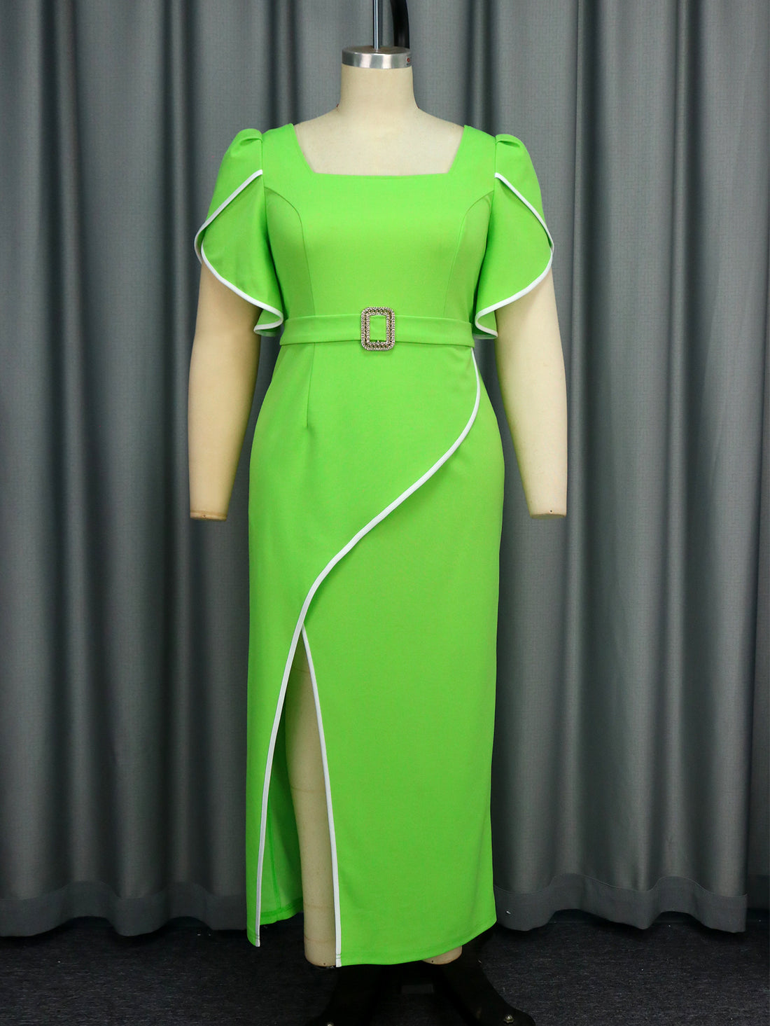 Damen Elegantes Maxikleid mit asymmetrischem Schlitz und Rüschendetails – Valéora
